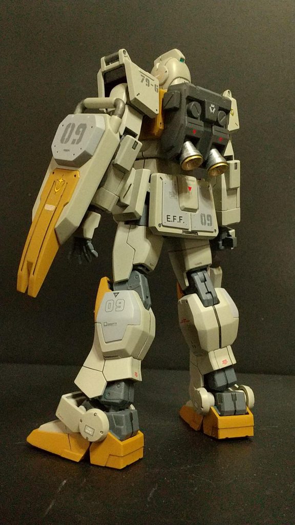 カラーリングに時間がかかりまして。(決めるのに)なにせ陸ジムといえば成型色どおりのくすんだオレンジとホワイトベージュのイメージ。ネットで調べても大体その色ばかり。実際しっくりくるし、今回は部分塗装とウェザリング仕上げのつもりだったのですが。