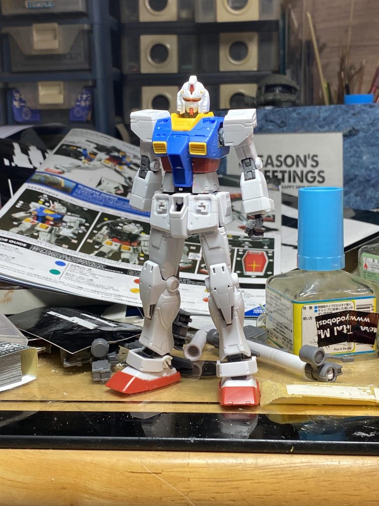 あとは筋彫りと少しのプラチップ追加です。サフは幅増しした腰しか吹いていません。