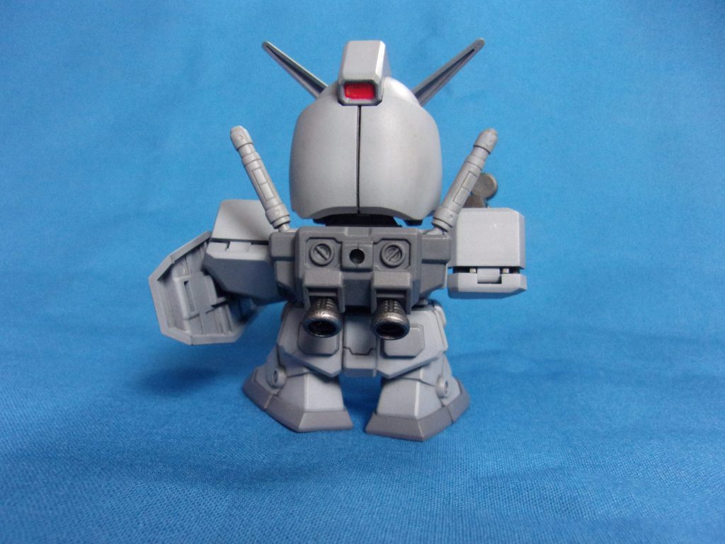 背面一応ビームサーベルのピン跡に瞬着盛ったんですが全然消えてませんね。