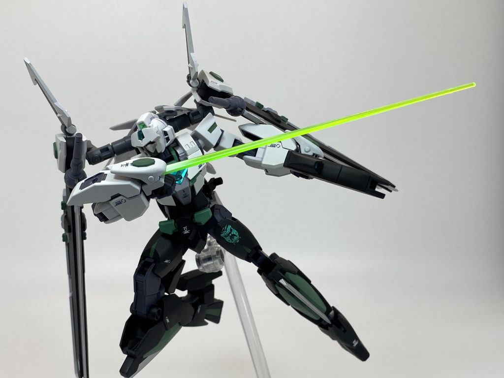 手の甲には固定タイプのビームサーベルとビームシールドを搭載。