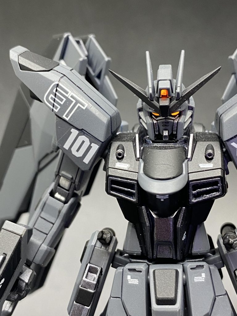 センサー類は蛍光オレンジで塗装。ブラックライトを当てるとホントに光ってるように見えます。