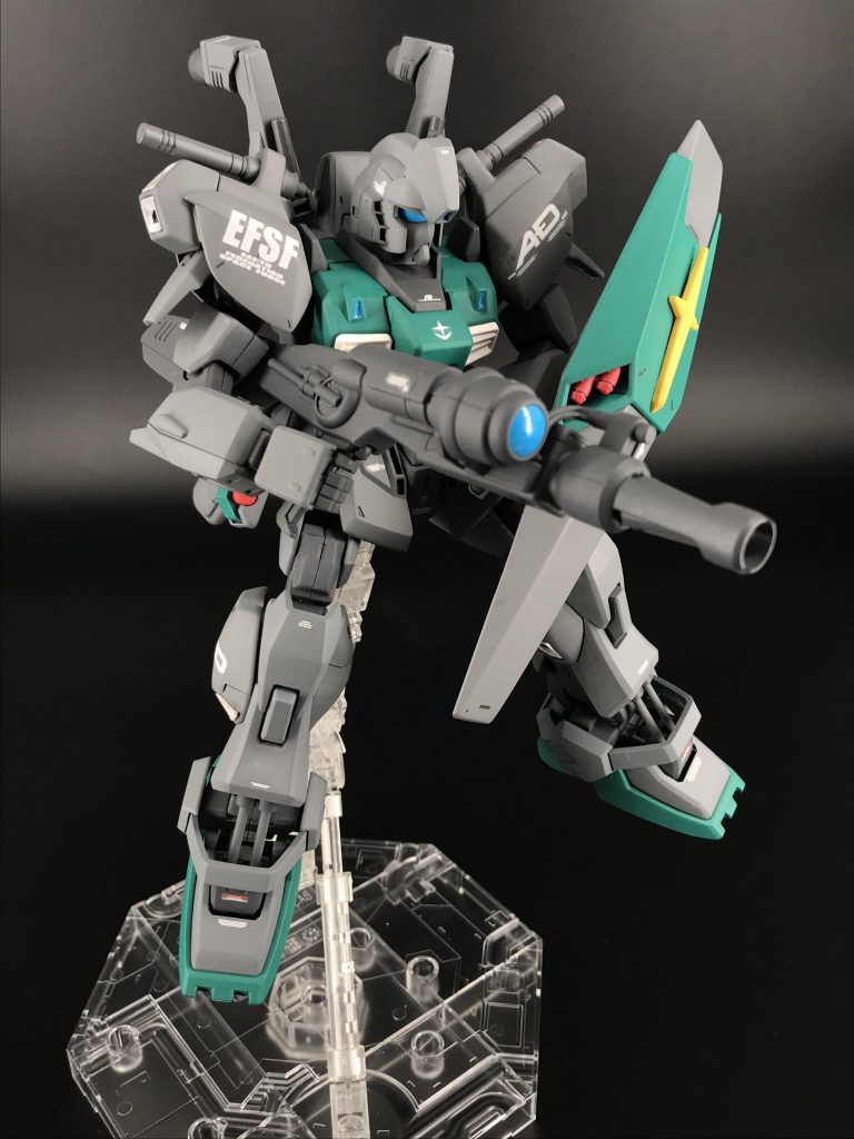 ライフルはSガンダムのビーム・スマートガンですが銃身を短くして取り回ししやすくしたショート・ビーム・スマートガンに改造しました。肩はリ・ガズィのパーツですがジム・ワグテイルやジム・カーディガンなどを参考にビームサーベルラックを付けました。