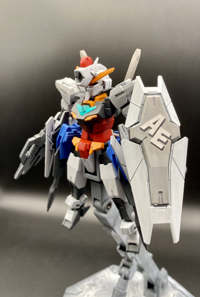 中間形態っていう感じですね。ここからアーマーを重ねてCoreEx-sガンダムとなります。この辺で設定っぽいものを...Re:RISE本編ではあくまでガンプラっていうのがあったので、少し兵器っぽさを取り入れようと思って、宇宙世紀の世界観の兵器として作ろうと思いました。アナハイムチックな換装合体っぽくするために頭部のパーツはフェイスカバーをつけてゼータ系列っぽくしてます。大きいメインの改造としてEx-sをベースとしてはいますが実は細部にコアガンダムらしさを入れようとして足掻いた名残があったりなかったり...