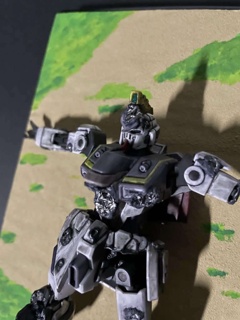 胴体のアップ抉れているところは、ホットナイフと線香を使い分けて抉った後、パテを周囲に盛ってエナメルで塗装しています