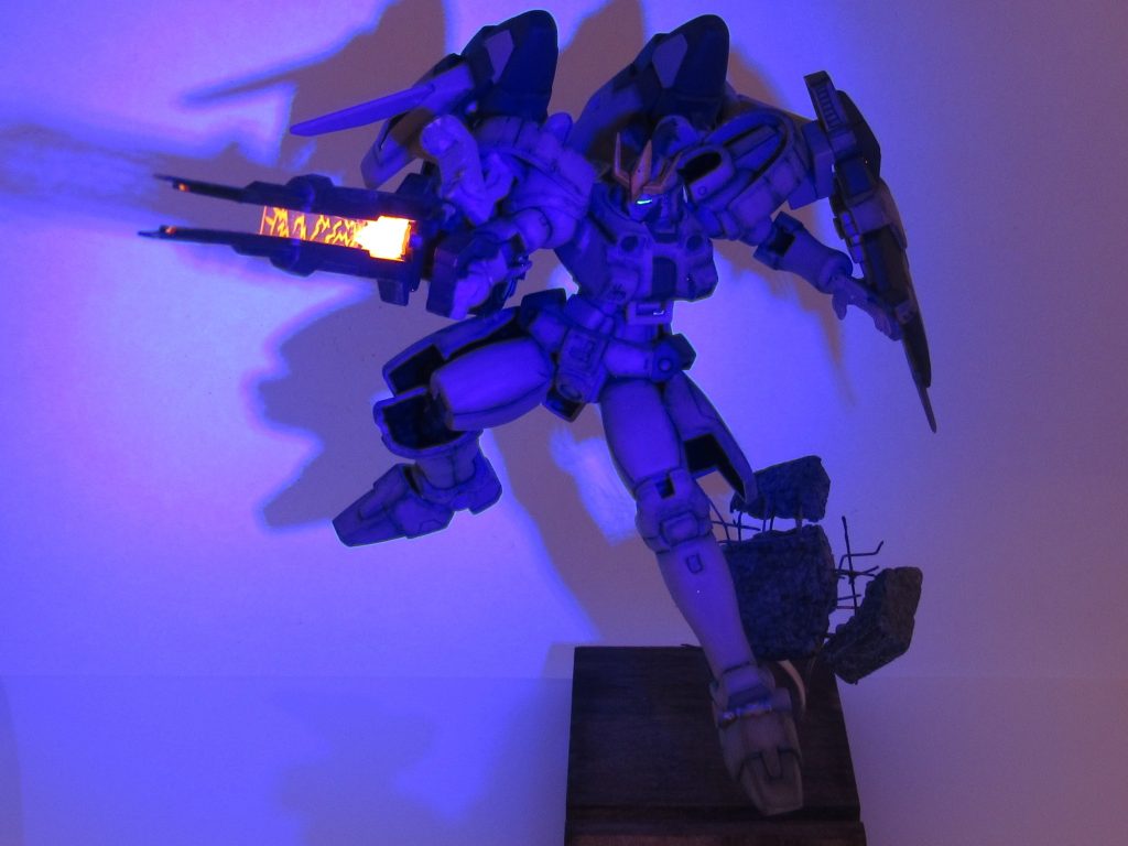 エフェクトとメインカメラは蛍光塗料なのでブラックライトで光ります。