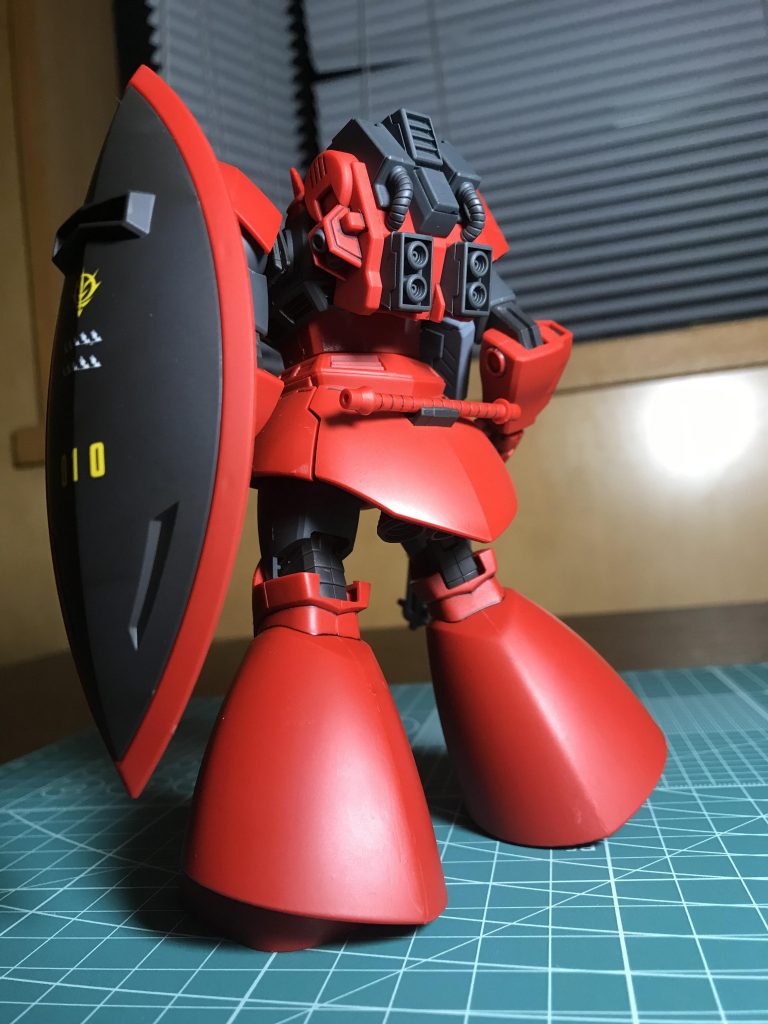 ちなみに好みで選びましたが武装をビームマシンガンに変更しました。これから少しづつゲルググキャノンとかを増やしていきます。また、私の考えるキマイラ隊の部隊カラーと言えば旧キットのゲルググキャノンの箱絵のあのパープルのようなカラーです。でも、たしかMGの配色ではブルーグレイらしいです。