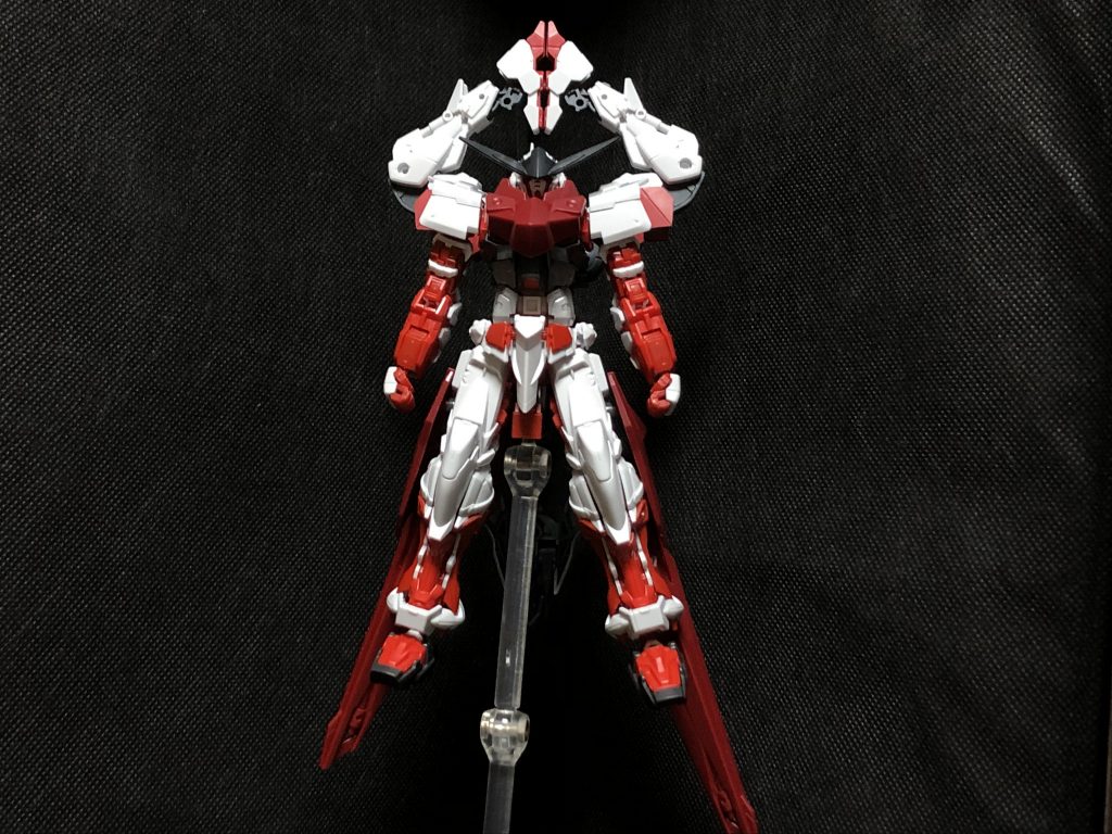 初期段階元々ターンレッドみたいに色を逆転するのを意識してたんですが、なかなかイメージが取りずらく苦戦しました。ビームライフル付けると自立出来ないと思いましたが、ネオジオングも自立しないよなと思ってくっ付けました。バックパックに付いているサブレッグは当初デルタアストレイみたいな見た目にしようとしてました。