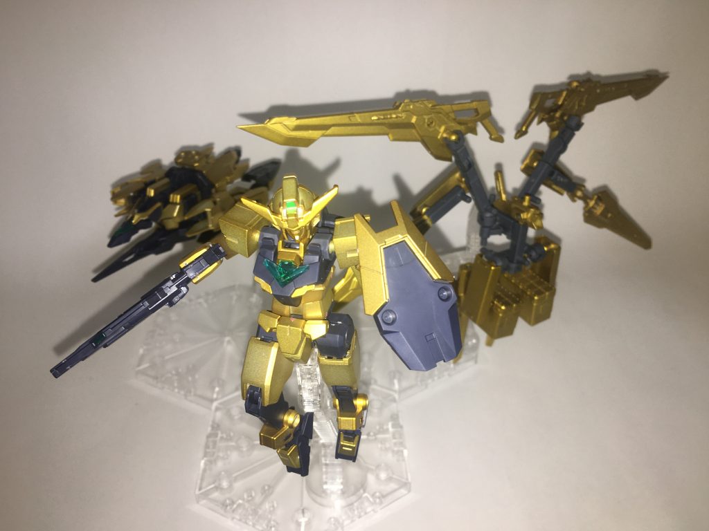 分離形態。ブレイクソルゼロスガンダムは金色のコアガンダム(写真の中央)、ソルアーマー(写真の左)、そして、ブレイクブースターソル(写真の右)が合体することで完成する。