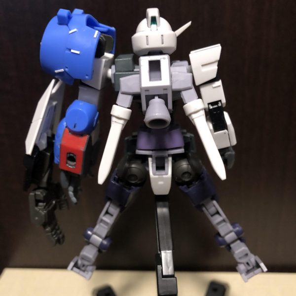 コアガンダムを自分好みに改造中です。実はベースのキットというものがなく、某黄色い潜水艦がトレードマーク兼店舗名のお店から、頭、胴体、両腕、両脚のパーツをバラバラで購入して組んでいます。ちなみに、頭、両腕がマーズフォー、胴体がヴィートルー、両脚がアルスです。鉄血メカ好きなので、腰、両足の付け根のパーツをガンダムフレームに置き換えています。頭のバイザー風のパーツはグレイズアインのあの黄色く光ってる部分です。(あれモノアイじゃないよね、、？笑)左腕のみ、アスタロトの左腕を模したアーマーが完成しました。難しい加工は特に無く、マーズフォーの腕アーマーにアスタロトのパーツを切って貼ってしています。（3枚目）