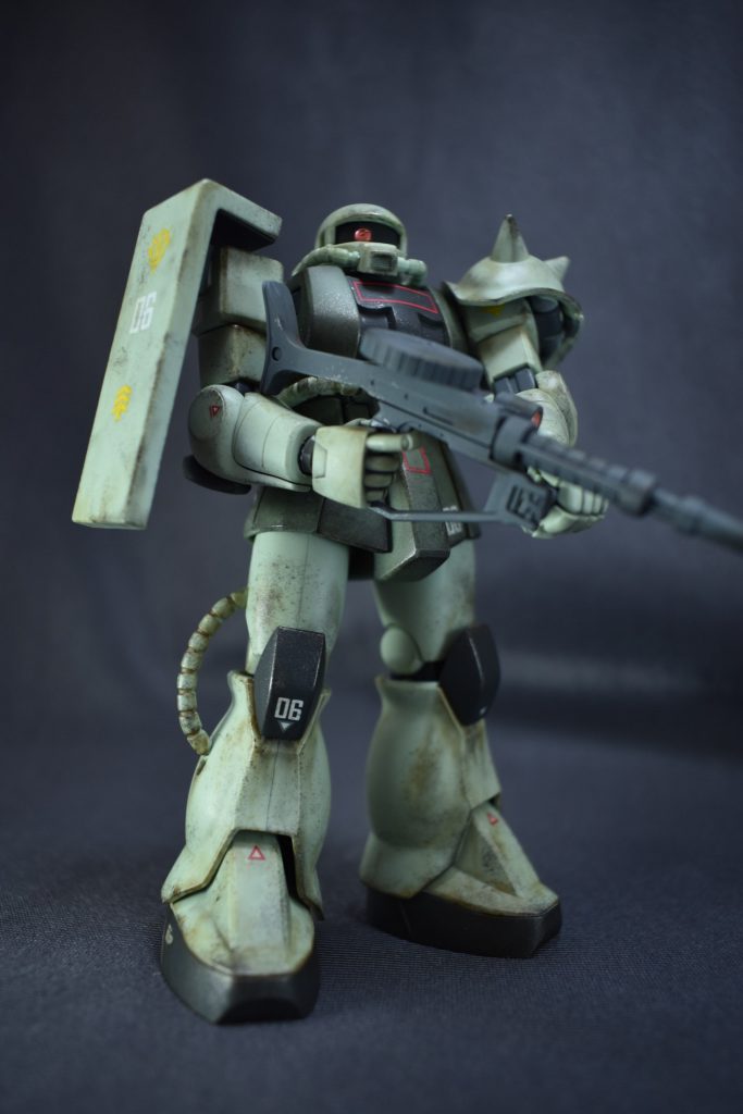 ザクマシンガン装備武装は他機体に流用、あるいはメンテナンスをされているので綺麗な状態であるイメージなので普段は汚しを入れていませんが、今回は少し汚しを入れてみました。