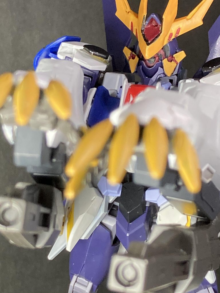 両腕のネクスネイルはサブアーム機能をオミットして標準装備でショートバレルキャノンを追加。遠近共に攻撃力が増加しています。