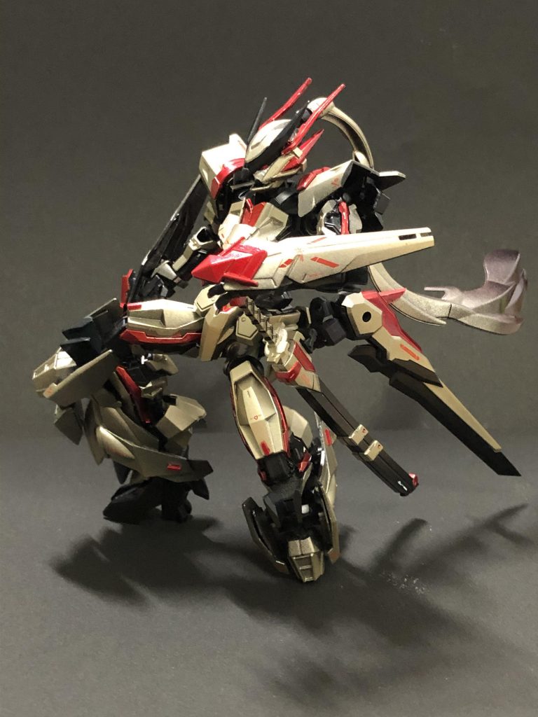 今回はロードアストレイ・ダブルリベイクのパーツ組み替えでシンプルにしたかったのと、キチンと膝立出来るように加工したいと思っていました。膝は延長も兼ねて切った貼ったしました。肘も90度も曲がらないんですが、パーツを一つ外すだけでちゃんと二重関節にできます、オススメですよ♪