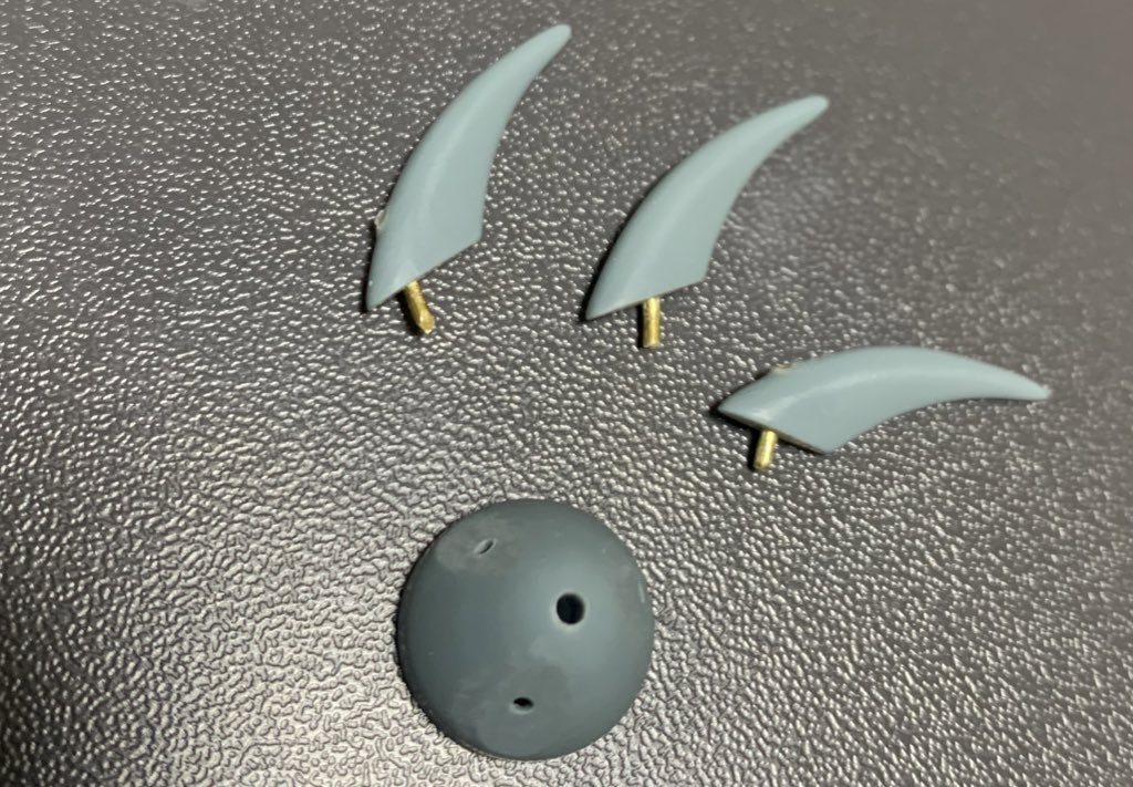 爪はぽろっとならないよう、軸を打ってます