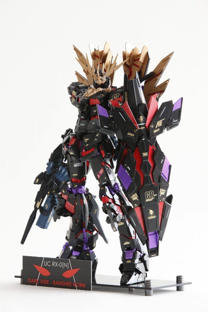 見せ場でもある、アームドアーマーが全開時の赤サイコフレーム。