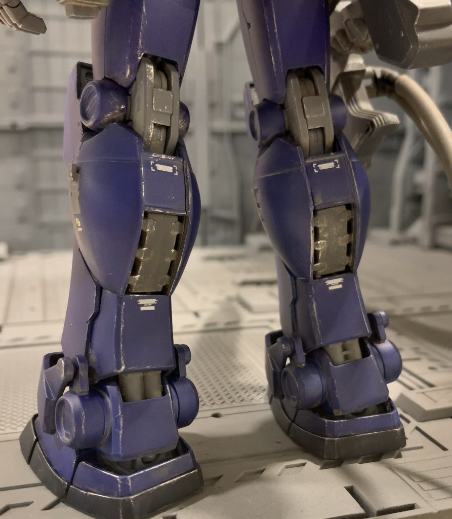 工作内容ですが、基本的にはジム・スナイパーカスタムのキットをそのまま組み、ふくらはぎバーニア部は前回制作したジム・キャノンの余剰ジャンクパーツを使い蓋をしました。隙間を空けて涼しそう(空冷してそう)な感じにしてみました。モーターがあるって言ってるのに砂が入りまくりそうな構造なのは、自分でもどうかと思ってます(苦笑)ロングレンジビームライフルをはじめ、武装類はMGジム・スナイパーからそのまま持ってきました。バックパックは嵌合形状が違いましたので、穴を空けてスナカスの突起に合わせました。なので通常のバックパックへの換装も可能です(脚部バーニアは戻せませんが)。次は目玉のスナイパーライフルを取り上げられ、バックパック無しのただのグリーン陸ジムと化したジム・スナイパー君の処遇を考えてあげなければいけません(苦笑)こちらも既にざっくり構想は出来ているので、早速取り掛かろうと思います。