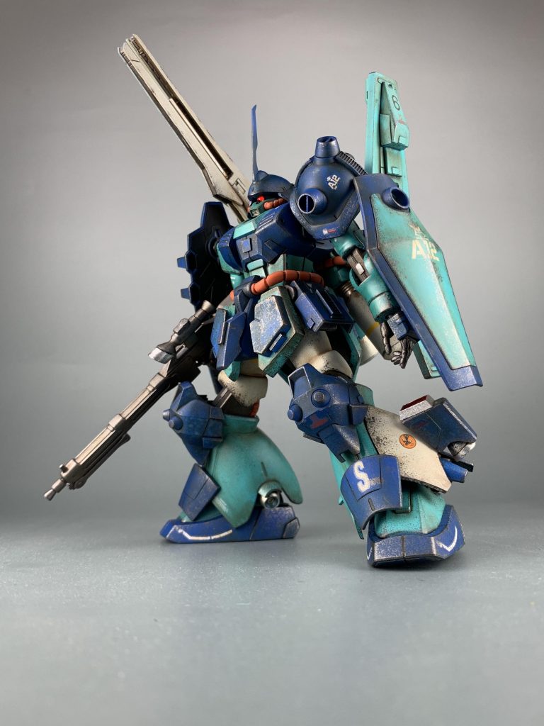 モノアイは赤いビーズを使っています。目立ってカッコいいと思います。