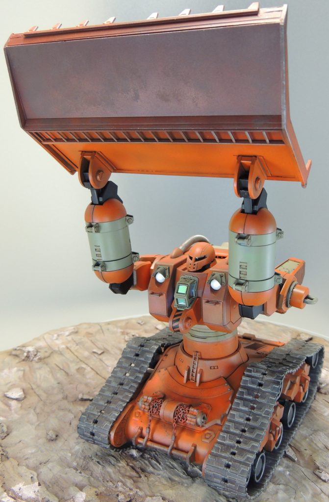 両腕を上げたショットからは、車体前面のディティールが分かります。チェーンやフックを取り付けて、それらしくデコレートしてみました。