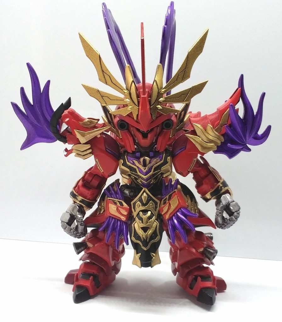 主な改造ポイントは、肘の可動化、手の大型化、胴体・脚の延長、前スカートの分割可動化。腕はEXスタンダードのシナンジュを芯に、呂布シナンジュの前腕内側を削って取り付けています。後は右肩の飾りを多少加工したり、マスクを削ってモノアイを別パーツ化したり。