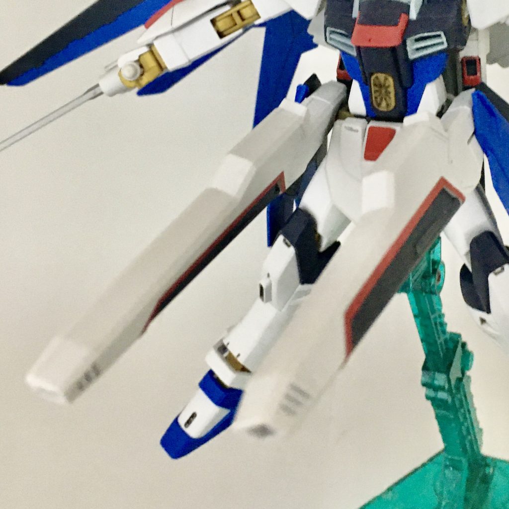 バラエーナ・プラズマ収束ビーム砲。本機が持つ武装の中で最大の射程と破壊力を持つ大口径、大出力ビーム砲。遠距離からの狙撃も可能な射程を持ち、戦艦並みといわれるその破壊力はカラミティガンダムの125mm 2連装高エネルギー長射程ビーム砲「シュラーク」を上回り、1門のみでランチャーストライクガンダムの320mm 超高インパルス砲「アグニ」に匹敵するといわれる。核エンジンからの電力供給が続く限り発射可能。