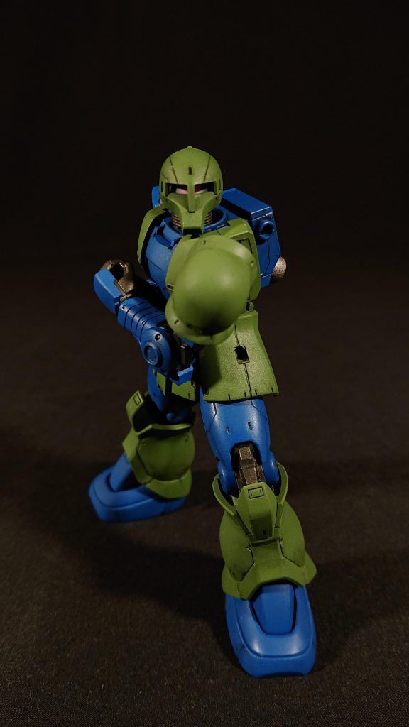 モノアイをエアブラシで塗装。ニードルが曲がっているのを分かっていながら、挑戦。やっぱり、上手くまとまらなかった。