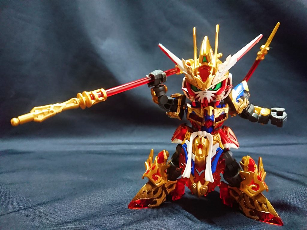 悟空専用のフレームのせいか手足が小さめで、被せる足首パーツや剛猿形態でのバランスもあるのかもしれませんが、おかげで特に腕が短く見えます。フレームで伸びた足と同じだけ腕も調整し、元デザインからは崩れないようにしています。