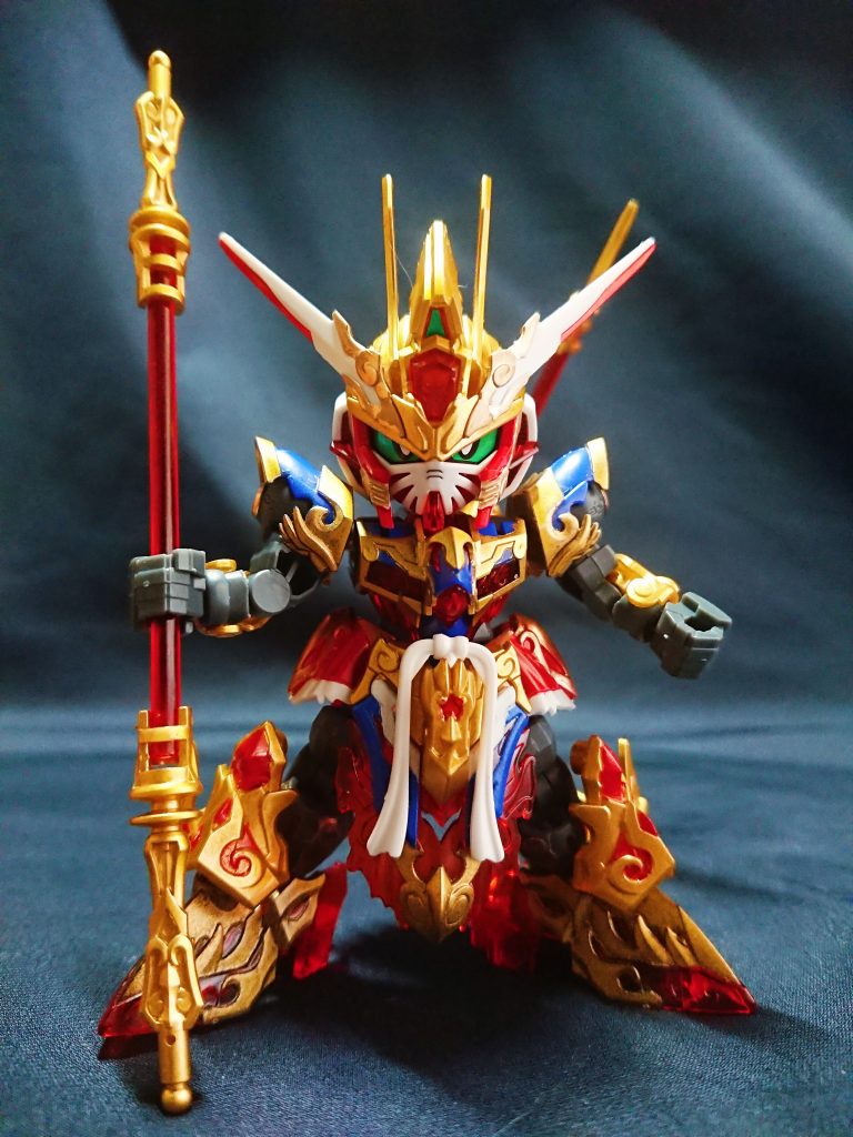 ある出来事によって記憶を失っていたが、劉備達と出会い、旅に出た中で少しずつ記憶を取り戻す。普段は感情表現は少ないが、興味があるものには飛びついていく。