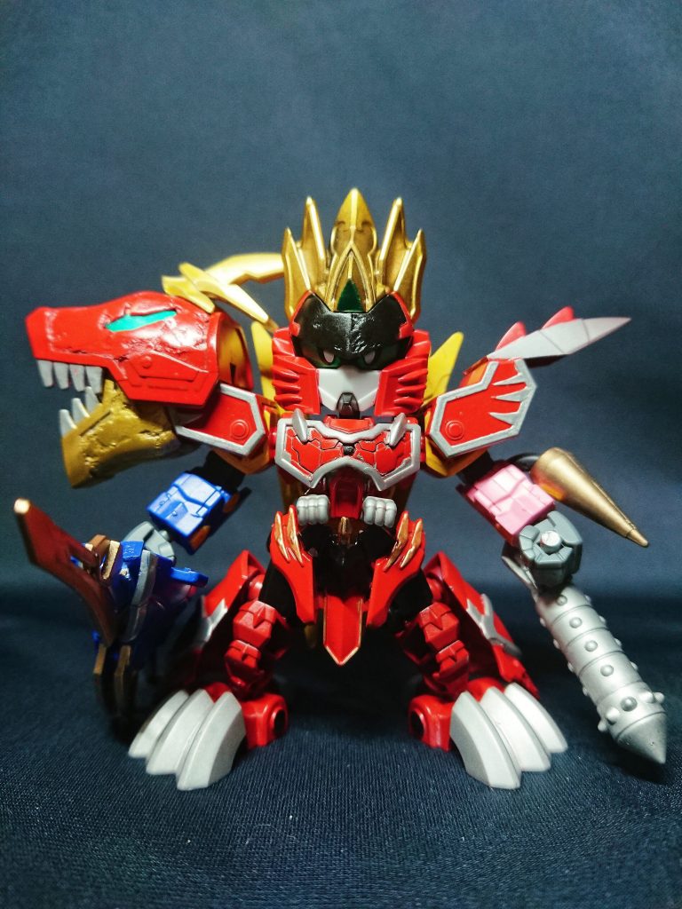 牙吠頑駄無で太史慈デュエルを使用した際に、残った頭部を見て思い付きました。(キラメイジンもいけるかも!?)後は牙吠と同じく三国伝から生物的なパーツを使い、ガブティラの頭は董卓プロヴィデンスを使いました。生物感を残すためティラノの溶岩の意匠は、パテ埋めの後に適当にボロボロ削り、400程度の荒目で仕上げています。