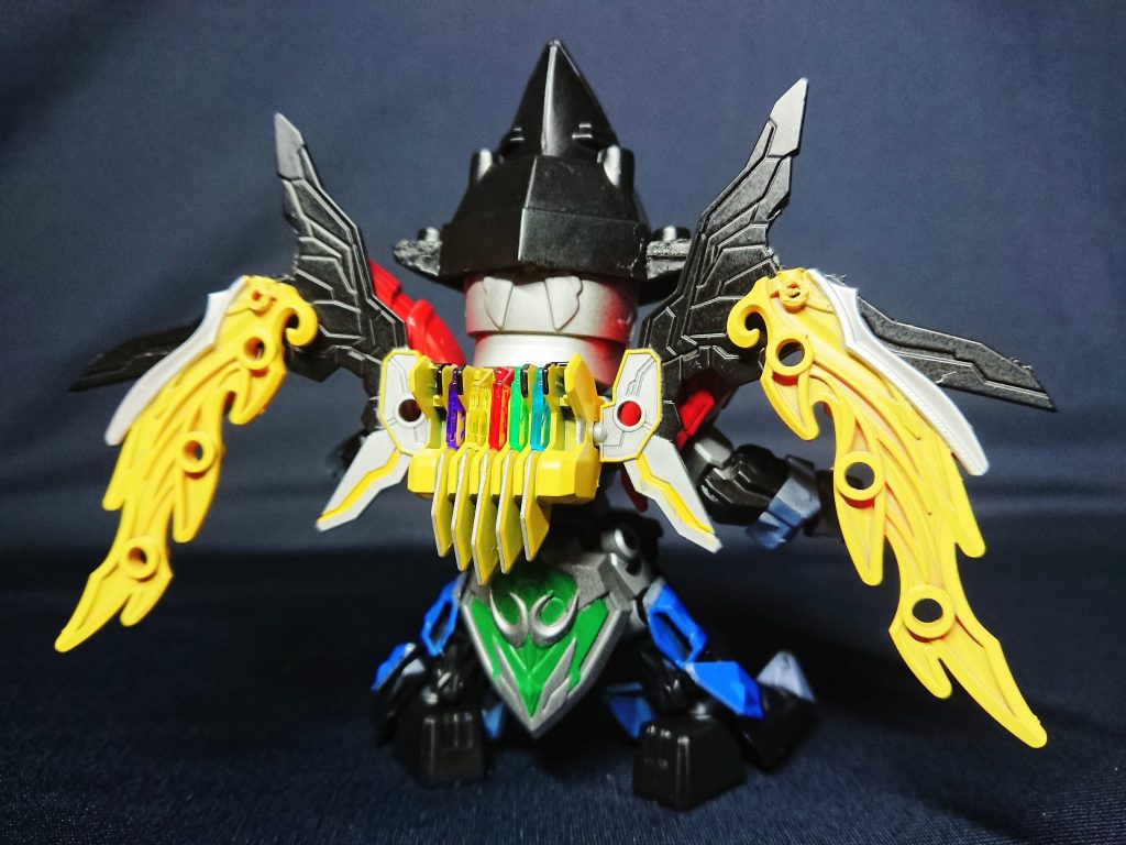 魔法や術を使うので、イメージを三国創傑伝のメモリで表してみました。曹操のデバイスがちょうど5枚挿せるので、火、地、天(雷)、水、闇の5つを装着しています。なおピンクのメモリが無いため紫にしました。