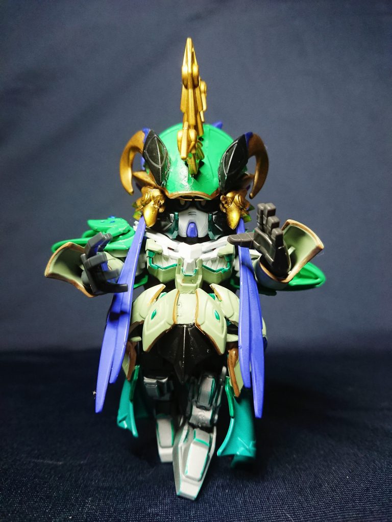 今回もがっつり三国創傑伝パーツを使用しています。派手目なドレスコートのような衣装や髪型のおかげで、可動はあまりできません。