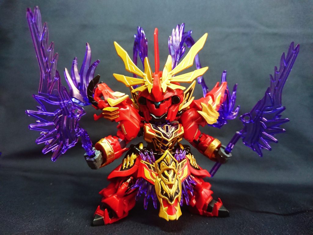 荀彧等では頭部の高さに合わせ、そのままフレームを腕にポン付けしましたが、頭頂(ツノを除く)の高くない呂布はバランスを合わせて腕内部に入れています。