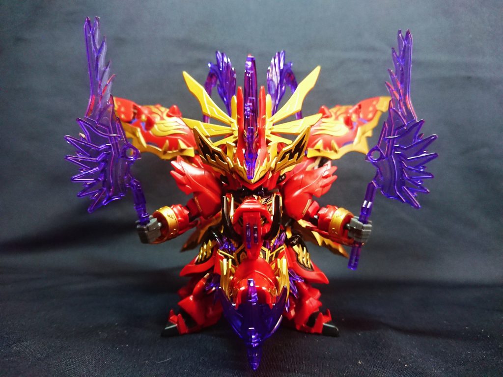 正面から見るとシナンジュの体の細さから、ナイチンゲール感はあまり感じません。特に正面は無理やり感もありますが、それでもカッコいいです。