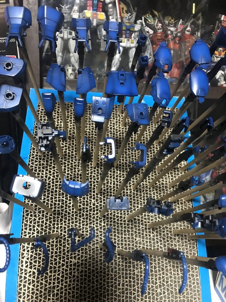 本体色は…黒サフ→インディーブルー→インディーブルー＋ホワイト＋パープルでハイライトを入れました。