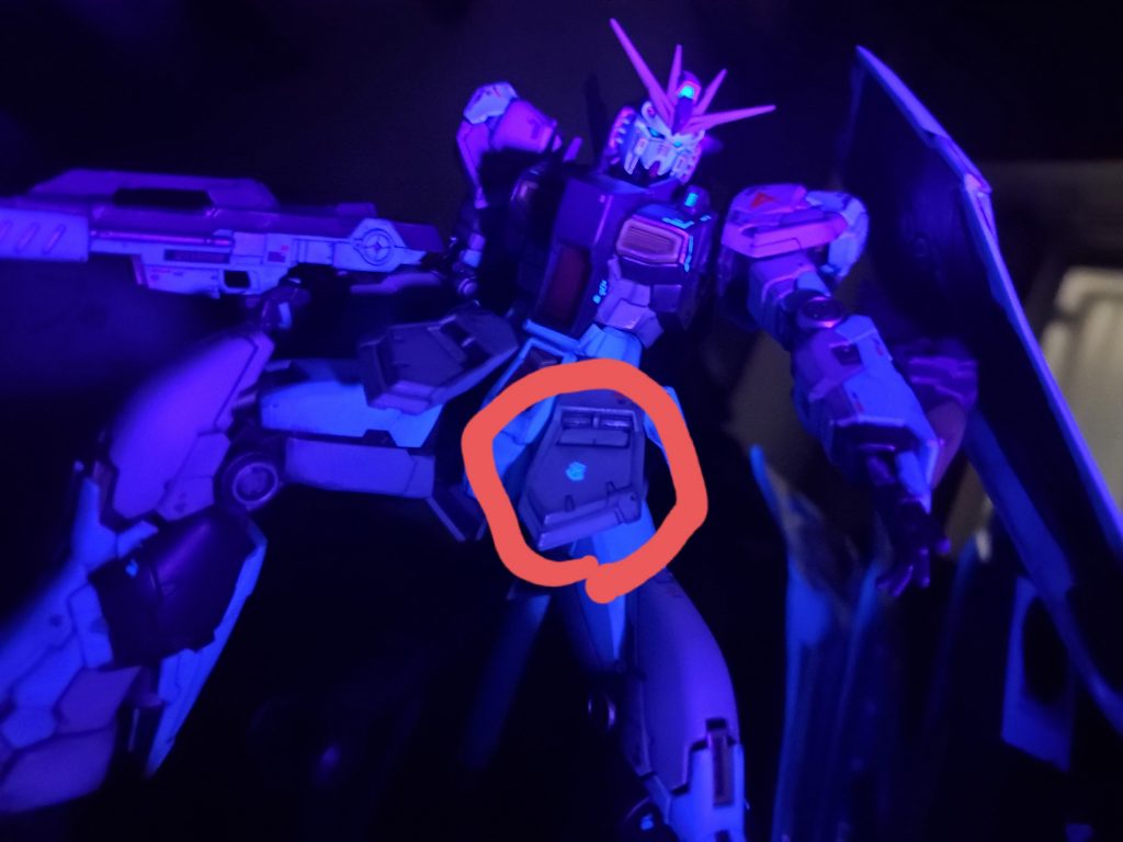 白いとこに白いデカール。発光時のみロンドベルのマークが出てきます。