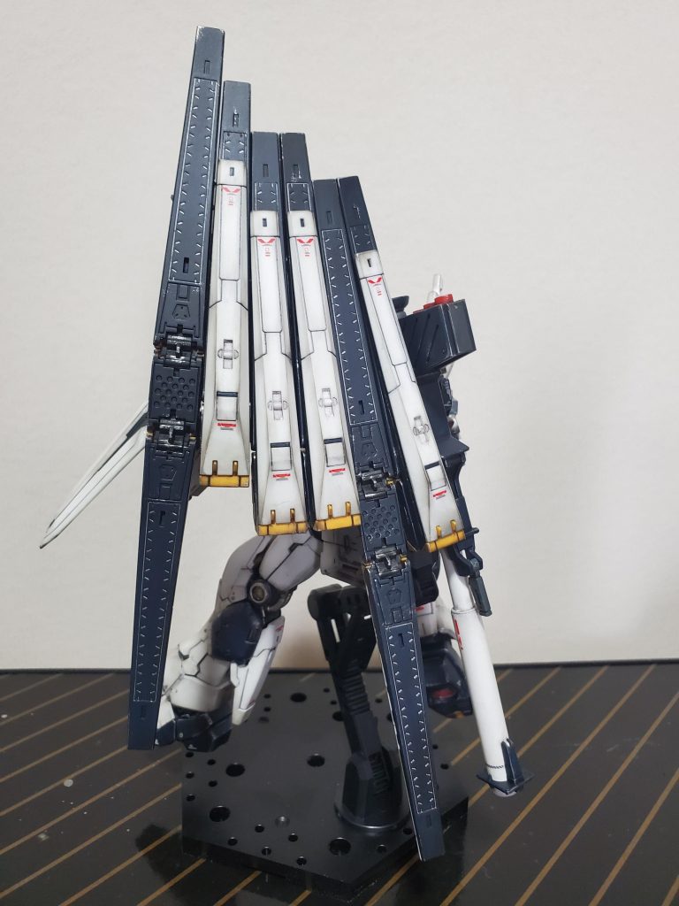 放熱板はシルバーでスミイレ。