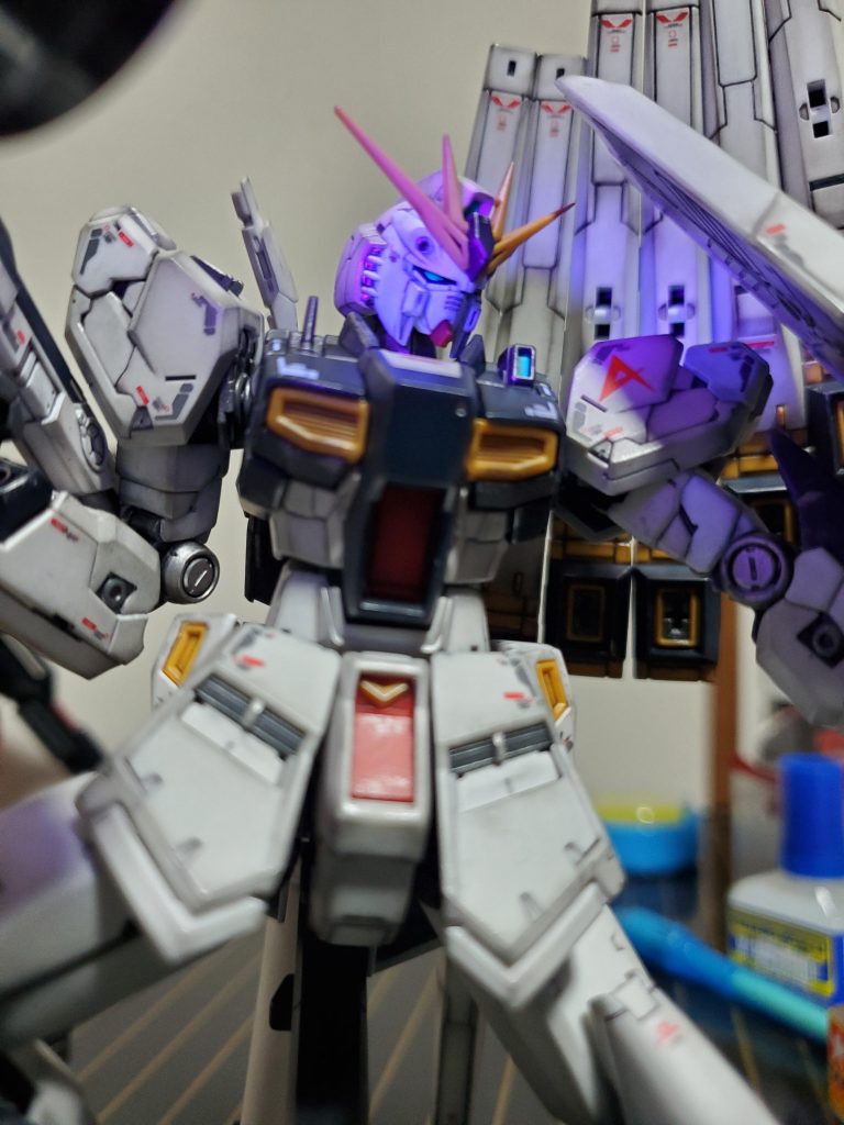 メインカメラは元からの蛍光素材で発光。