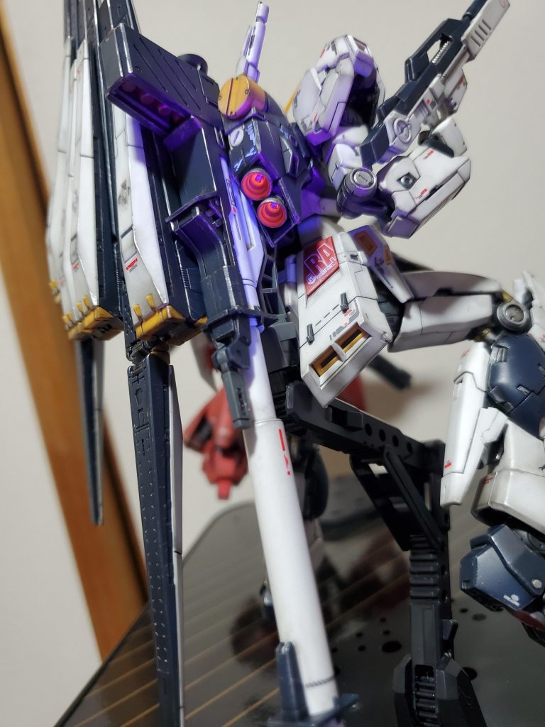 バーニアも蛍光塗料で発光。下地なしのエナメル直塗りなので発光はいまいち。