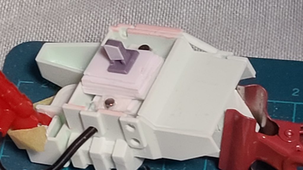 バックパックはネオジム磁石と余剰パーツの軸で接続固定可能に