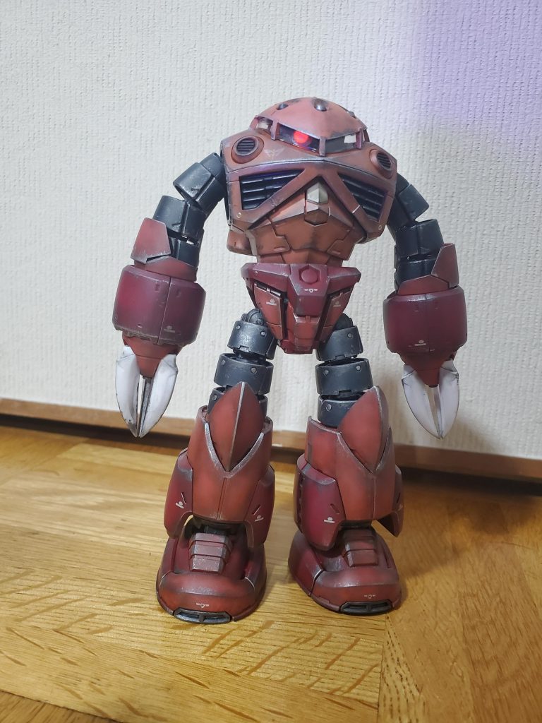 モノアイは蛍光塗料で発光します。クリアパーツの下にシルバーを塗装したのでしっかり発光してくれました。