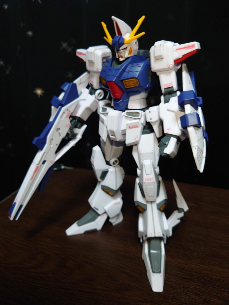 オデュッセウスガンダムの状態にするのは、多分ないな。ぺーネロペーがあまりにも存在感があるから、華奢に見えてしまう。実際にはこれでもデカイ機体ですが… カラーは一部変更して、下半身にグレーを足してます。自分としては白過ぎる印象だったので、オデュッセウス時とペーネロペー時に映える箇所に色を入れました。