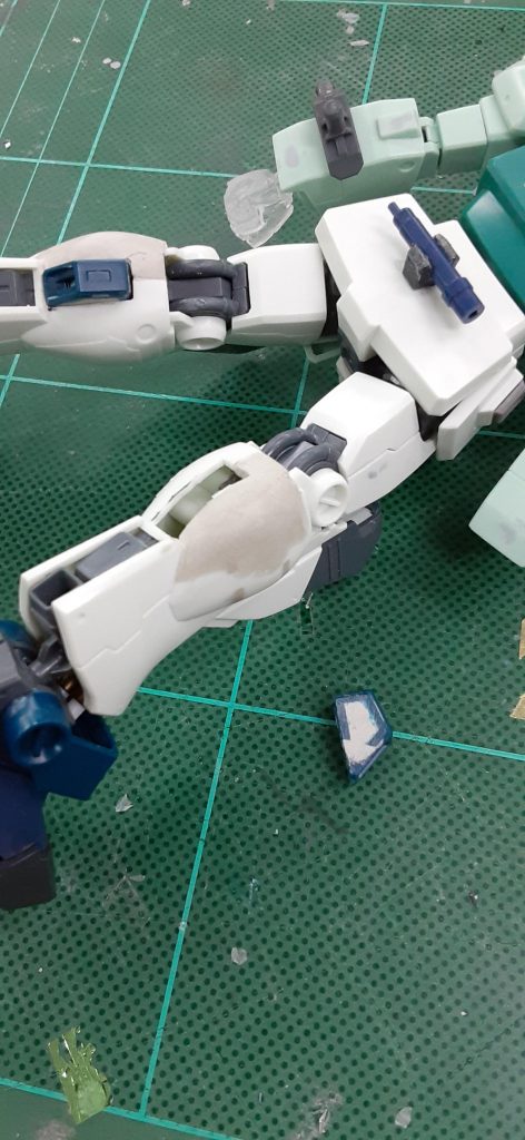 で、切り取った小スラスターはジムⅢのふくらはぎをエポパテで加工してくっ付けています。