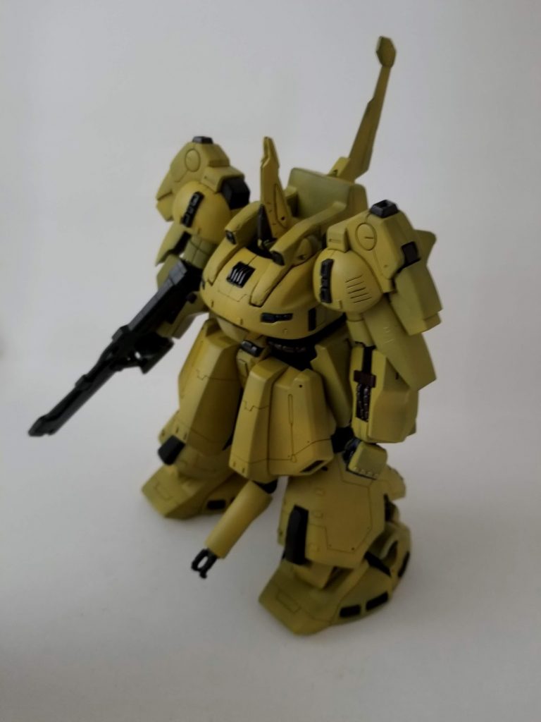 これが一番目視に近く撮れたものです足のフレーム前部は光硬化パテを何層も盛って四角く削り出しました正直ここはプラバンを重ねて削り出した方が楽だったと思います、パテが硬めなのかあまりきれいに切削できませんでしたでも光硬化は安くて量があって無臭なのが素晴らしい