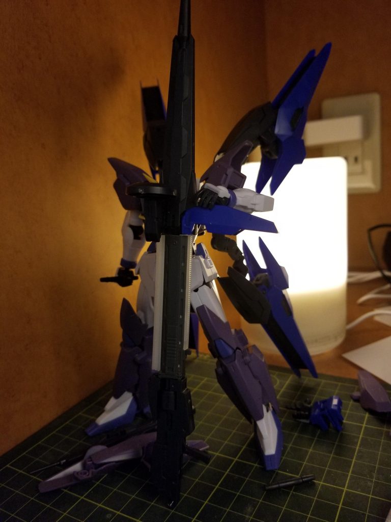 制作工程Iフィールドランチャーは最初はこんだけ長かったです。持ち手どうしようというのとなんか合わねぇなとなり、没になりましたバインダー4つ着けていくというのは最初から決めていたので、あとはどう繋ぐかを考え、ムーンガンダムのバックパックのアームとノーネイムライフルに入っていた接続パーツを使いました。