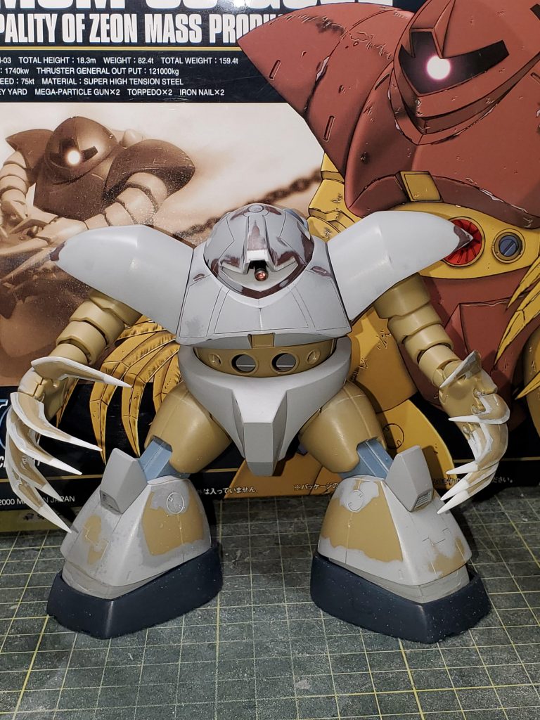 首周りは、頭が埋没出来るようボディ側を加工しました。モノアイは、余剰のポリパーツで可動化。ふんどしもブラバンで一回り大型化しています。