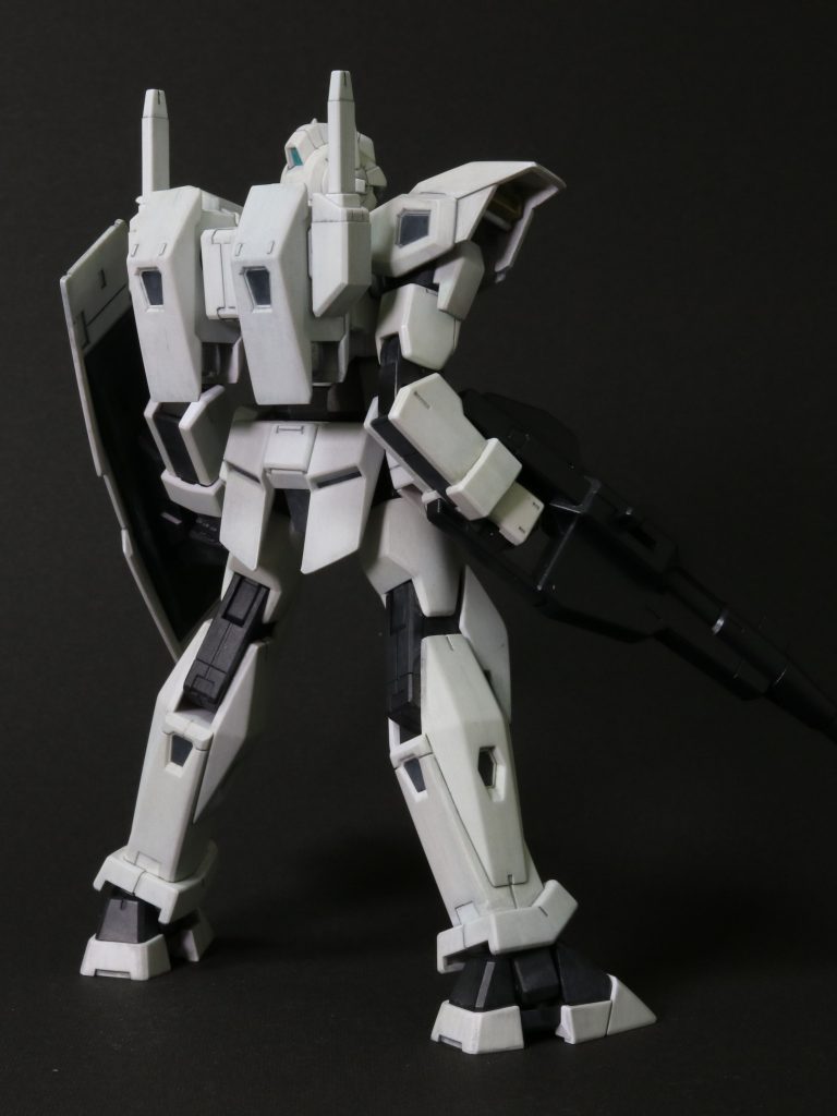 キットの出来はなかなか良いと思います。合わせ目は肩とふくらはぎと後頭部にありますが、ほとんど気にならないくらいです。作者は流し込みセメント使って簡易的に処理しました。