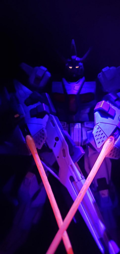 蓄光塗料なので、ブラックライトでも、やらしく光ります。