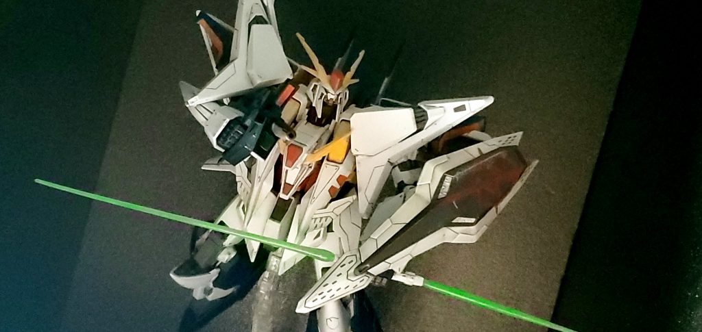 予告でとっていたようなポージング シールドなど、部分的に公式カラーとは変えています。シールド、当初、十字架のようなラインをマスキングで塗装しようとしたのですが、思い付きでラフにマフティーのマークを殴り書きしました(笑)過激なイメージで!