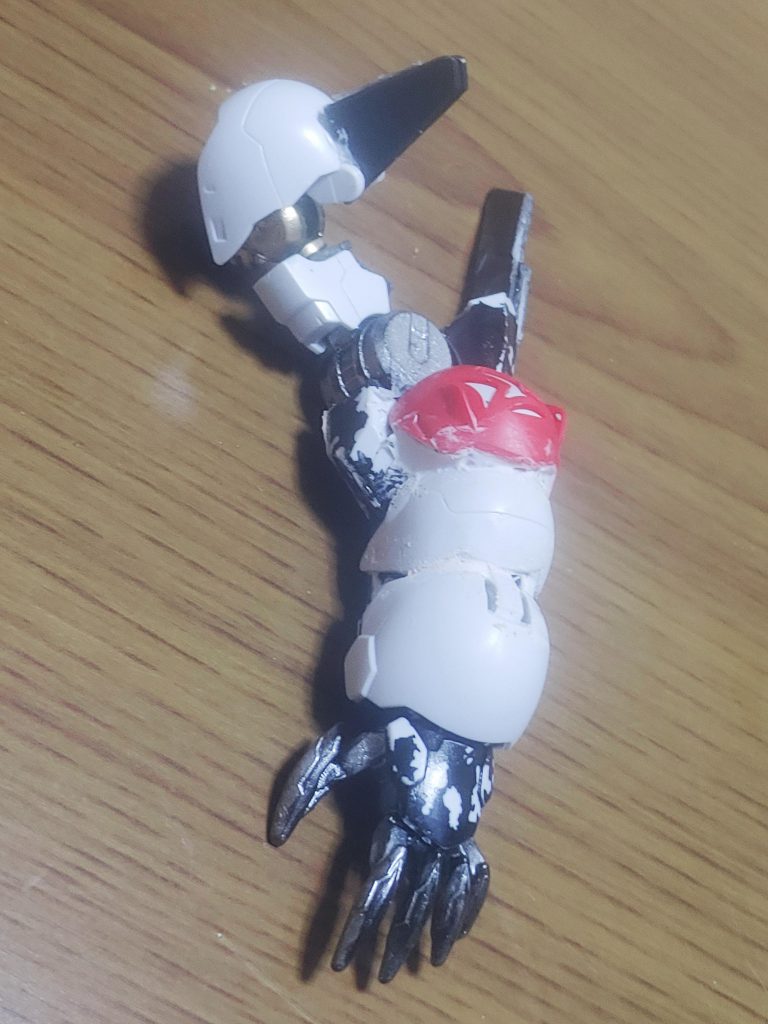 お気に入りの左腕です。丸みをつけたかったので、バルバトスの肩アーマーをつけました。