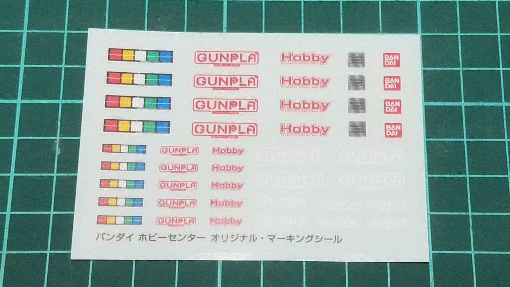 スポンサーロゴみたいなデカールが付属エコプラ独特の成形色が意外といいのでこのままツヤ消しを吹いても様になりそう。黒だからゲート跡も修正しやすいし、手軽に仕上げるならもってこいですね。