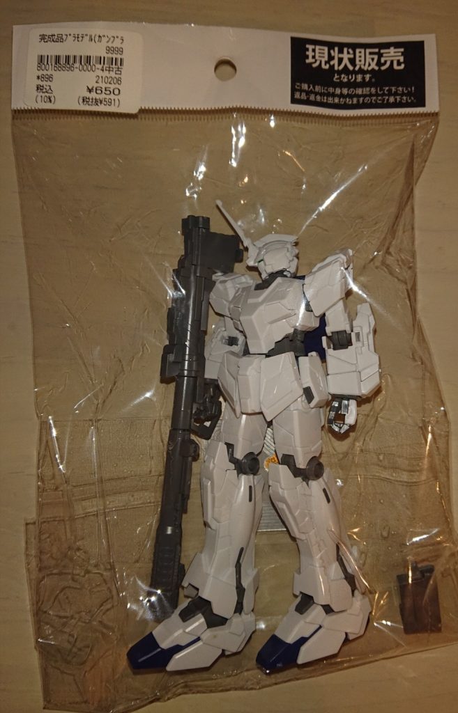 購入した時の写真です。ゲート処理されてない素組、バズーカだけを持った状態で650円でした。