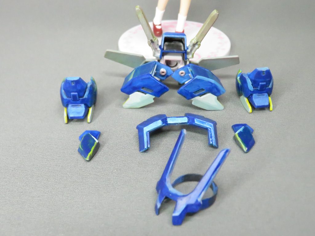 SDアースリィガンダムのアースアーマーを花寺さんに装備してみました。ジョイントの類は無いので、所々でひっつき虫を使って固定したりしています。肩アーマー部分はバックパックに固定して、挟み込むように装備。角はヘッドバンドを追加。色は筆塗りでハイライトを強めにしました。 